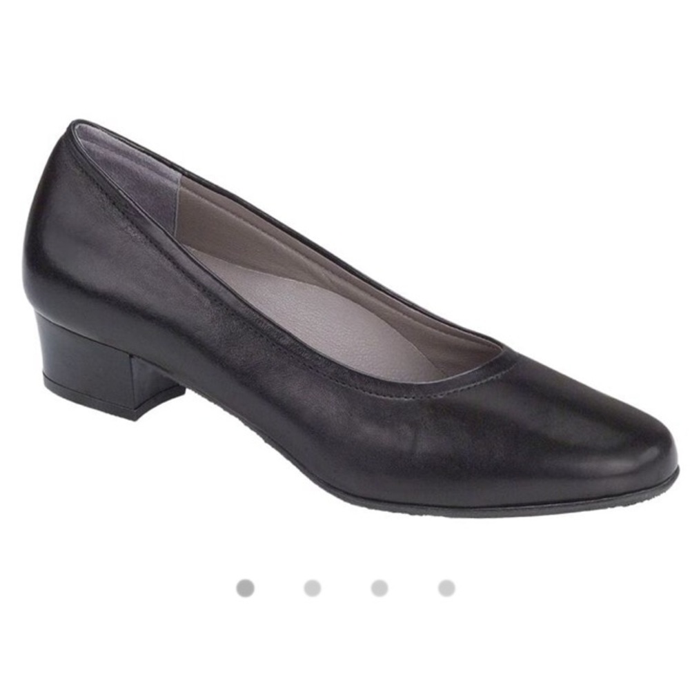 NWOB SAS Pump black shoes size 7 W